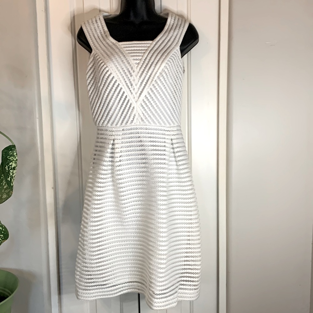 VGUC-Marc New York/Andrew Marc white stripe & small honeycomb patterned dress